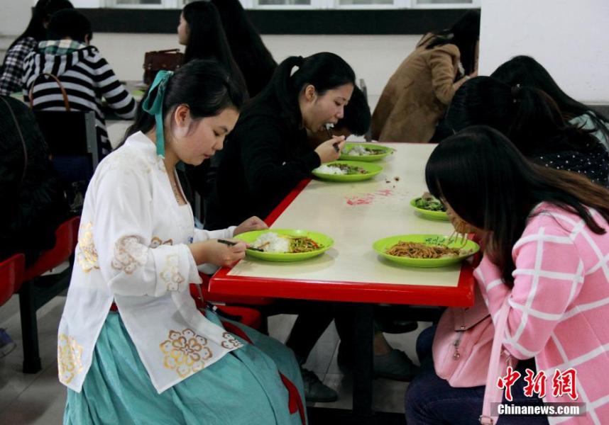 圖為穿漢服在食堂吃飯的胡雅潔。