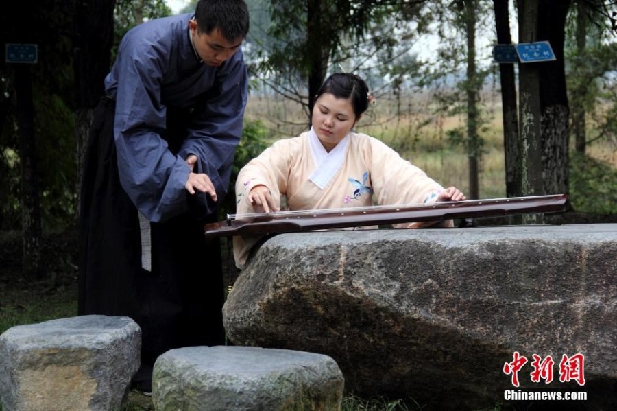 在校園里撫琴的“神雕俠侶”。