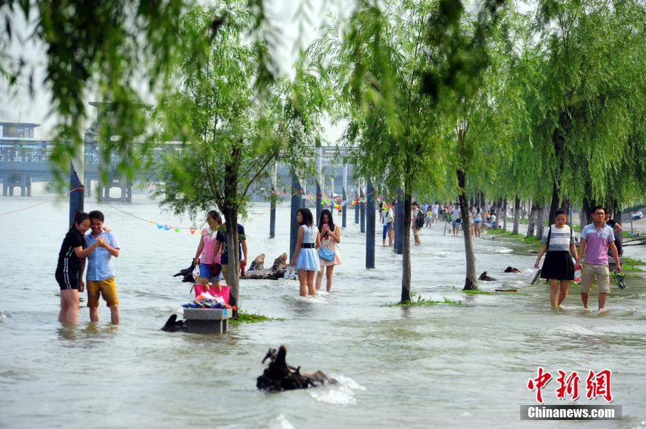 江武漢關水位超過25米“設防線” 民眾江邊戲水