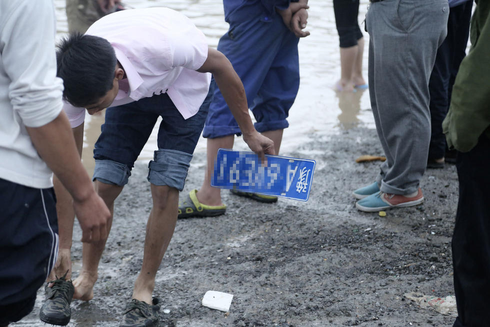 鄭州村民積水中撈車牌