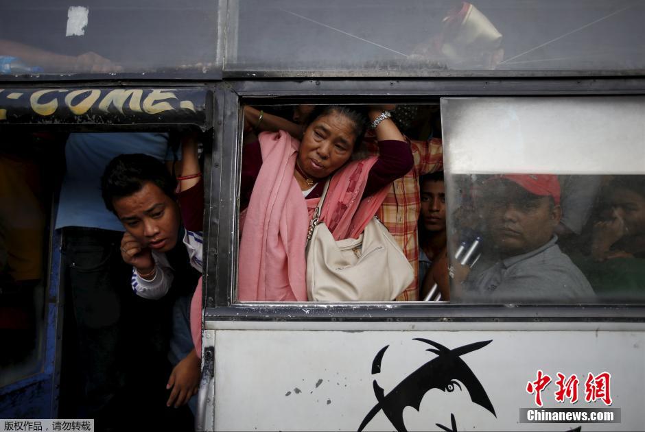 尼泊爾公交限量發(fā)車(chē) 乘客“包圍”巴士