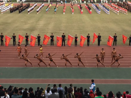 杭州某大學(xué)秋季運(yùn)動會開幕式 裸男大秀肌肉