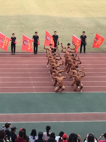 杭州某大學(xué)秋季運(yùn)動會開幕式 裸男大秀肌肉