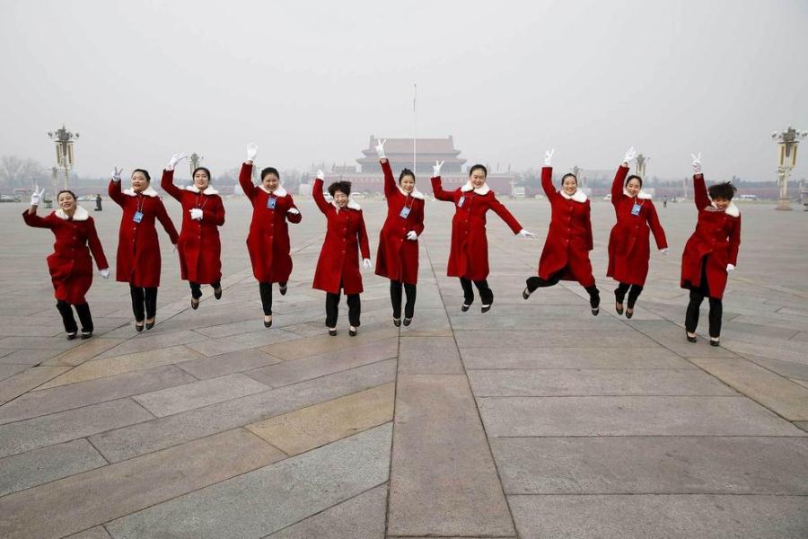 全國兩會美女禮儀齊穿“中國紅”吸睛