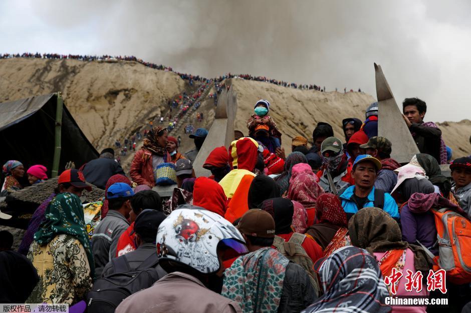 村民冒死去火山口祭祀 說走就走