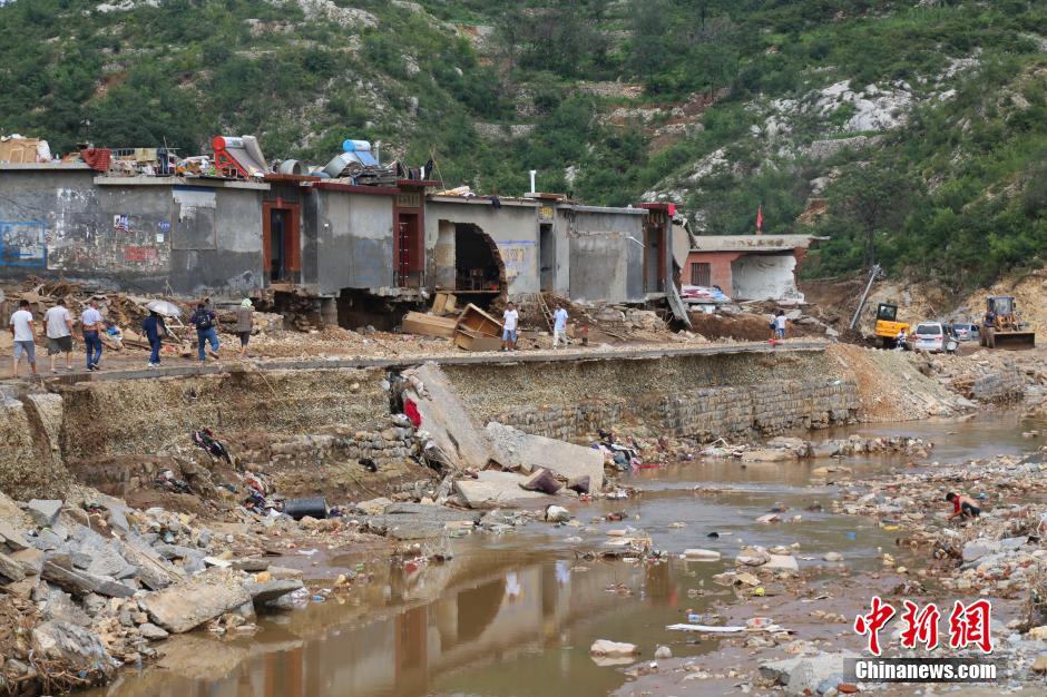 圖為都里鎮(zhèn)小河兩岸的民宅受損嚴重。