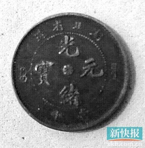 村民挖到錢幣引來(lái)挖掘機(jī)掘?qū)?調(diào)查系風(fēng)水物品