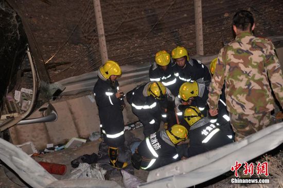 連霍高速甘肅段載50人客車(chē)側(cè)翻