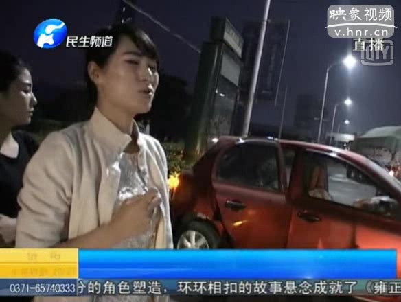 渣土車逆行撞轎車 女司機(jī)被撞懵