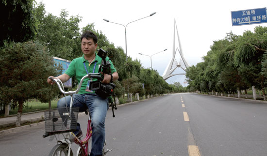 張國超借來自行車“奔赴”報道現場