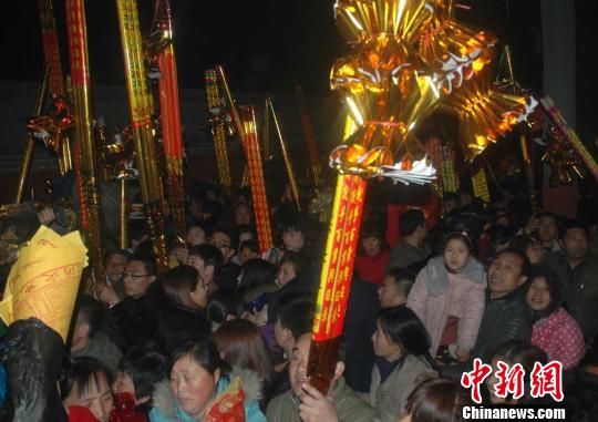 河南淮陽萬人連夜排隊(duì)爭(zhēng)燒新年頭炷香為家人祈福